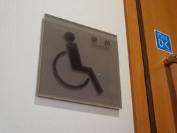 バリアフリーのトイレ標示