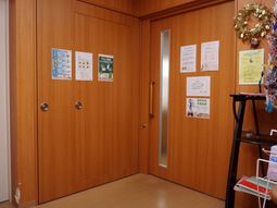 情報掲示のある廊下