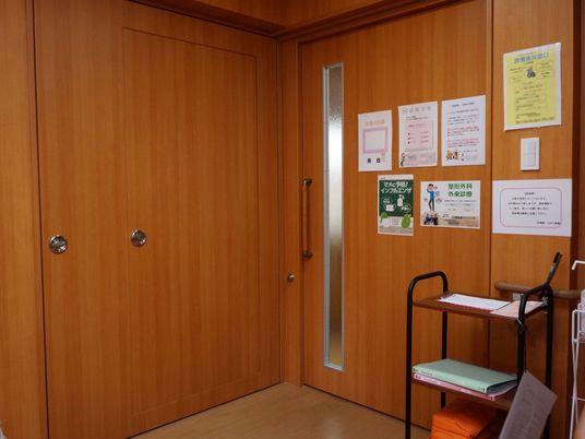 案内所のドアと掲示物