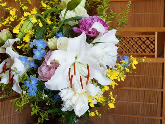 色鮮やかな花と和風の背景