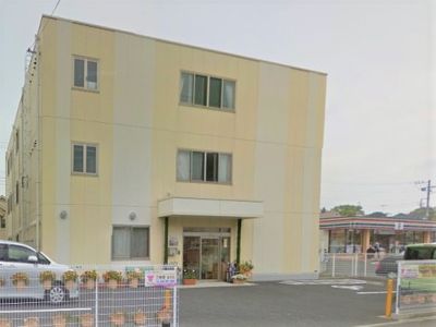 明るい外観の建物入口