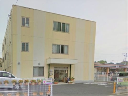 明るい外観の建物入口
