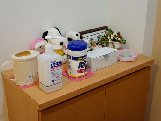 棚上の日用品とぬいぐるみ