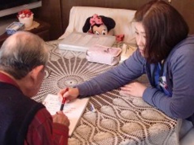 親しげな交流の机 居室 居室での親しみやすい交流の場面です。生活空間での楽しいコミュニケーションが行われています。