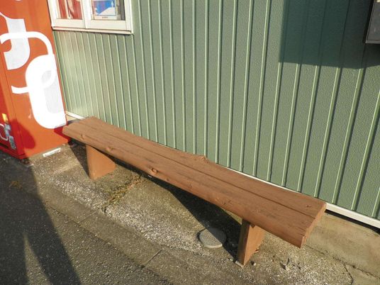 施設外の木製ベンチ