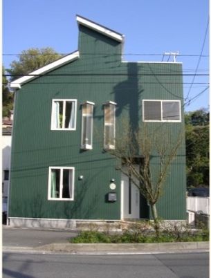緑の建物の外観
