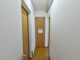 廊下の端にあるドア
