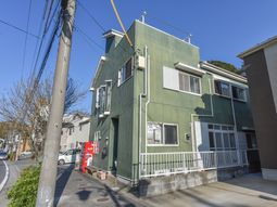 緑色の建物外観