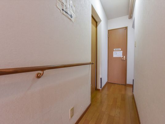 廊下と扉のシンプルな景観