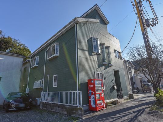緑色の建物外観