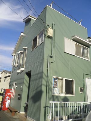 緑色の建物外観