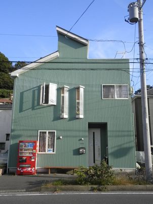 緑色の建物外観