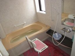 バリアフリーの清潔な浴室