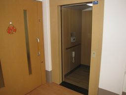 エレベーターの入り口