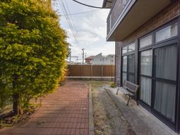 中庭のベンチと緑