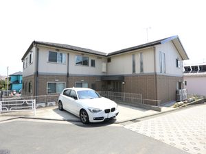 駐車場付きの2階建て建物