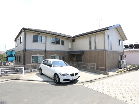 駐車場付きの2階建て建物