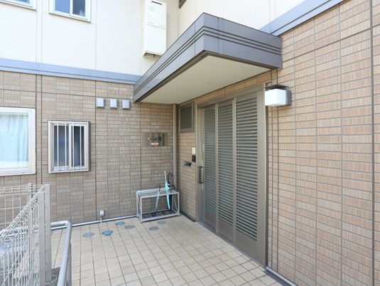 清潔なエントランス外観