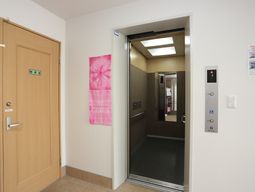 清潔なエレベーター前
