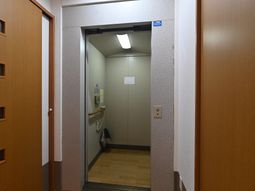 エレベーターの扉と通路