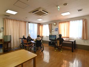 共有スペースでくつろぐ人々