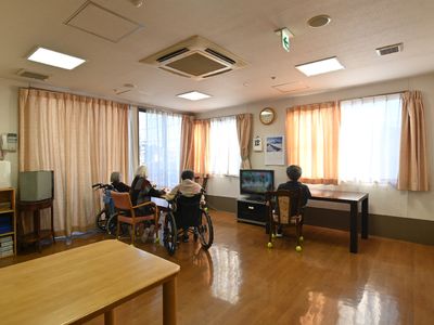 共有スペースでくつろぐ人々