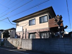 明るい日差しの施設外観