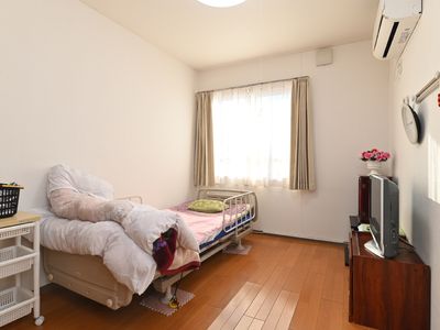 明るい居室の一角