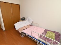 居室の一角とベッド
