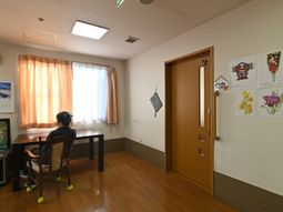 部屋の一角と座っている人