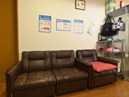 茶色いソファのある部屋