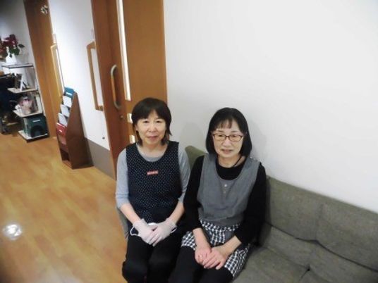 廊下のソファに座る女性2人  