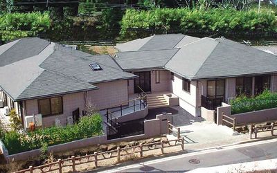 広い建物の外観