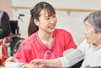 明るく笑顔の看護師と利用者