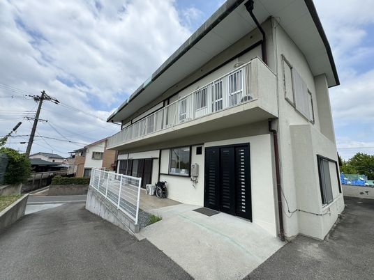白い外壁の外観  