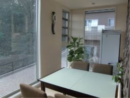 明るい居室の一角