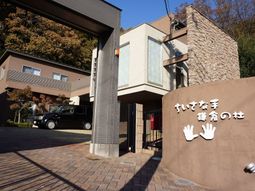 明るい外観の建物エントランス