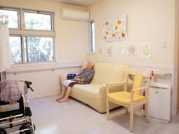 明るい部屋とソファの人物