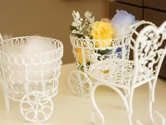 施設に飾られている装飾品のひとつ。カゴが2つと椅子状の飾りが1つある。カゴには造花や綿が入っている。