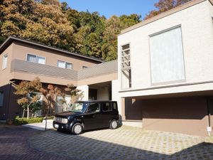 秋の日差し照る建物外観