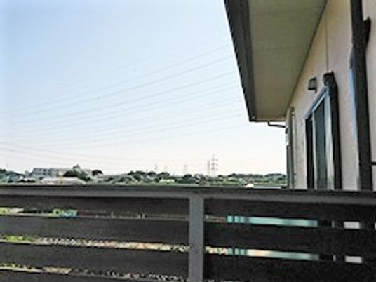 広々とした明るいバルコニー