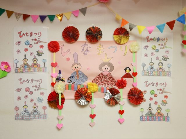 手作りのひな祭り壁飾り 掲示物 手作り感があふれるひな祭りの壁飾り。明るく楽しい雰囲気で、訪れる方々に和やかな印象を与えます。