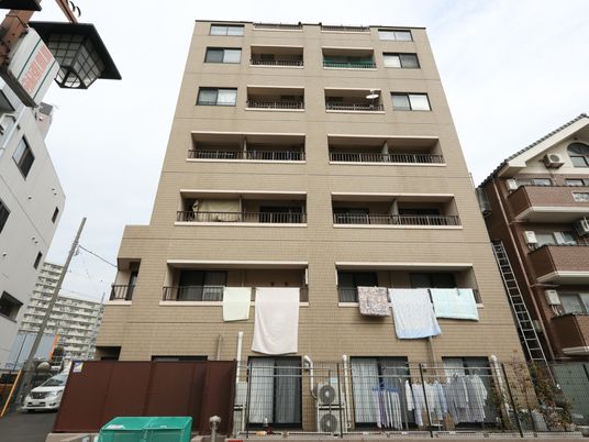 都市型の多階層建物外観