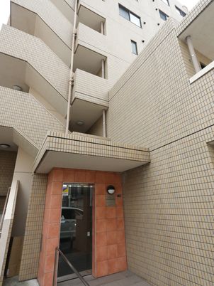 モダンな建物のエントランス