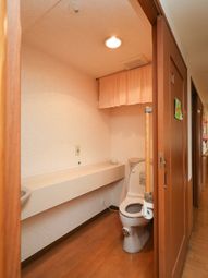 明るい廊下のトイレ