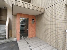 入口付近の明るい通路