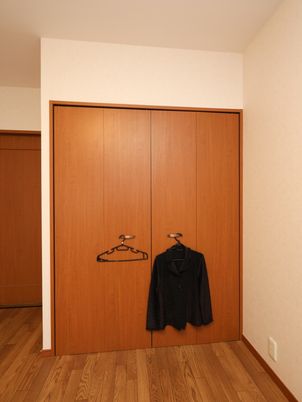 木製の大きなクローゼット