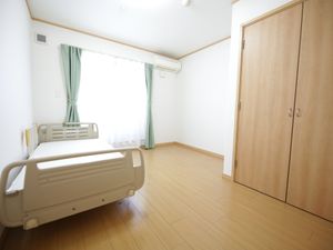 明るい居室の様子