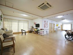 広々とした明るい居間