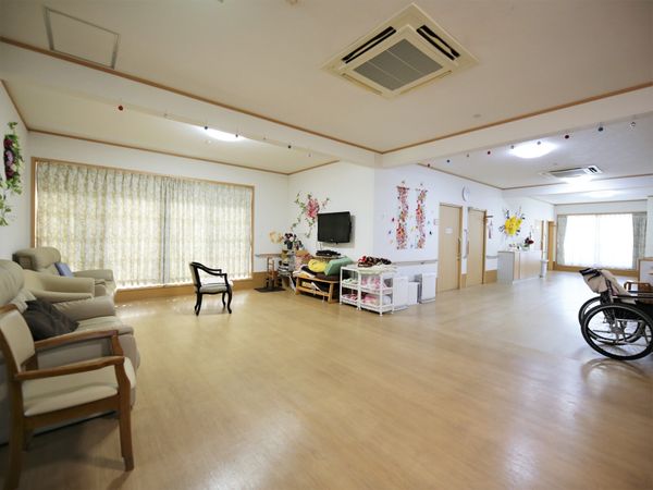 広々とした明るい居間